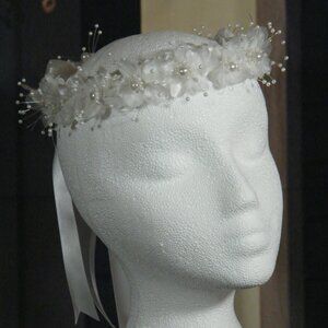 Diadème pour fillette, avec fleurs et rubans blanc.